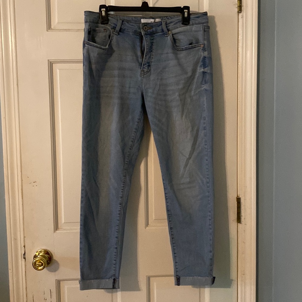 Jeans- light wash, lightly distressed